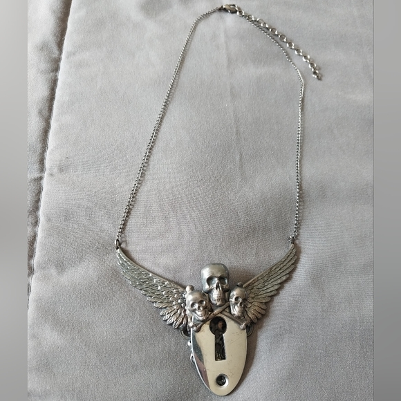 Bella Lili " Henchmen" skull w/ wings keyhole gothic necklace - Picture 4 of 6